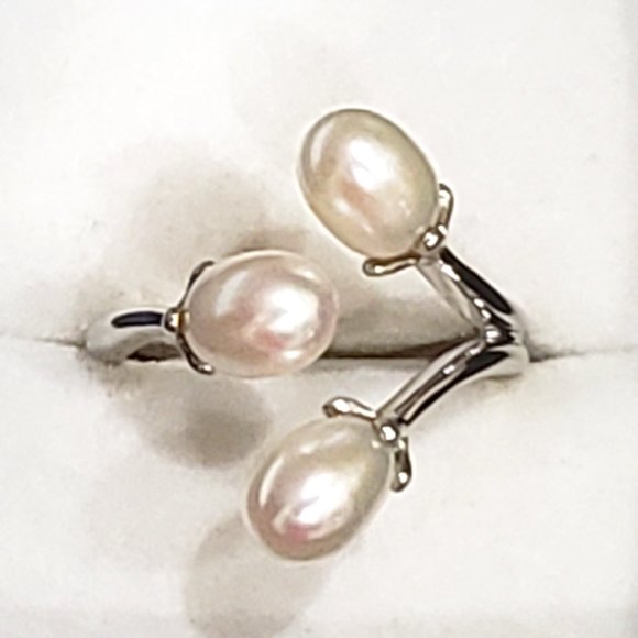 LucyQ White Freshwater pearl bypass ring in Rhodium over 925 Sterling Silver - Picture 2 of 5